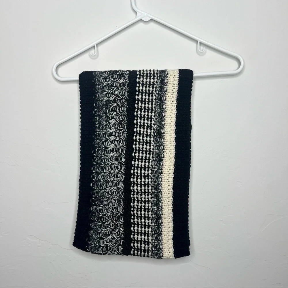 Black and white knit scarf